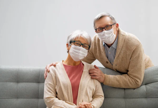 Coppia Anziana Che Indossa Maschere Facciali Durante Coronavirus Epidemia Influenza — Foto Stock