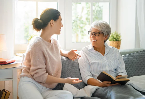 Schöne Ältere Mutter Und Erwachsene Tochter Reden Und Lächeln Während — Stockfoto