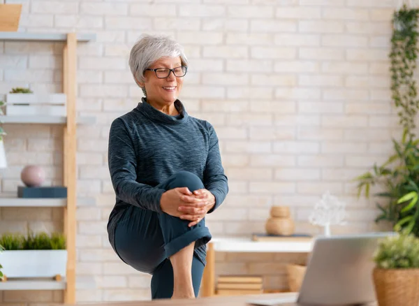 Seniorin Aktivkleidung Sieht Sich Online Kurse Laptop Während Sie Hause — Stockfoto