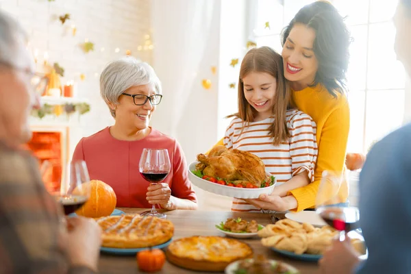 Feliz Dia Ação Graças Festa Outono Família Sentada Mesa Celebrando — Fotografia de Stock