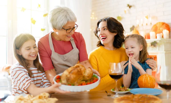 Grattis Thanksgiving Dagen Höstfest Familjen Sitter Vid Bordet Och Firar — Stockfoto