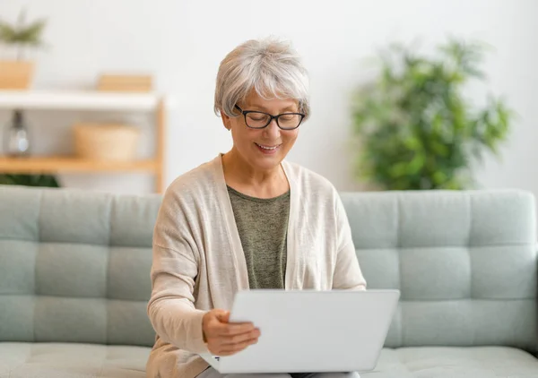 Joyful Mooie Senior Vrouw Met Behulp Van Laptop Zitten Bank — Stockfoto