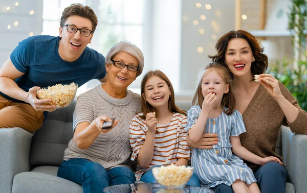 Glückliche Familie Vor Dem Fernseher Mit Popcorn Hause Oma Mutter — Stockfoto