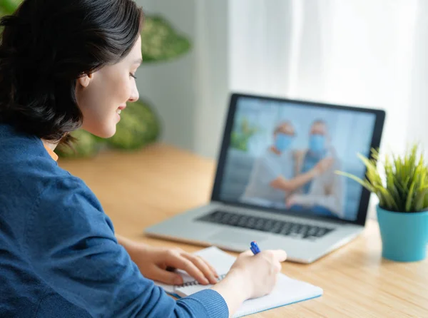 Woman Using Remote Talking Parents Coronavirus Flu Outbreak Virus Illness — Stock Photo, Image