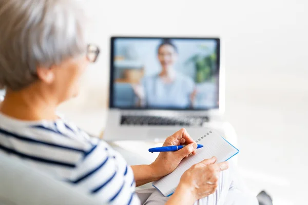 Femme Âgée Utilise Ordinateur Portable Pour Conversation Distance Travail Éducation — Photo