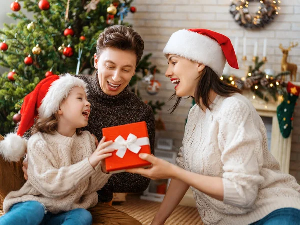 メリークリスマス かなり若いです母 父と娘とともにプレゼント近くクリスマスツリー — ストック写真