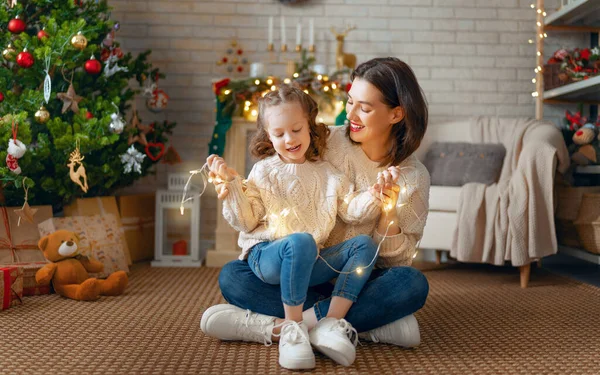 Feliz Navidad Felices Fiestas Alegre Mamá Linda Hija Abrazando Padre —  Fotos de Stock