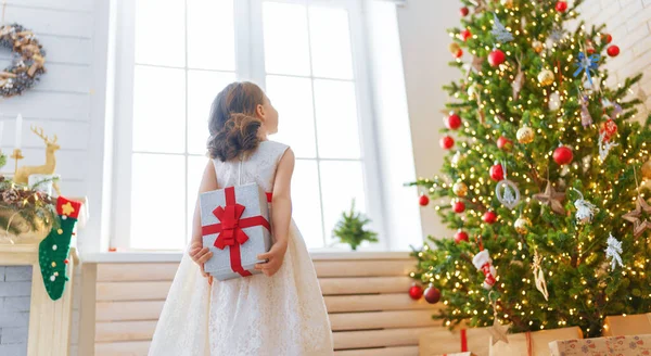 Boldog Karácsonyt Kellemes Ünnepeket Vidám Aranyos Kislány Ajándékkal Gyerek Jól — Stock Fotó