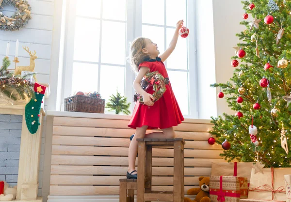 Feliz Natal Boas Festas Menina Bonito Está Decorando Árvore Dentro — Fotografia de Stock