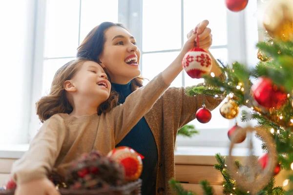 Feliz Navidad Felices Fiestas Mamá Hija Cerca Del Árbol Interior — Foto de Stock