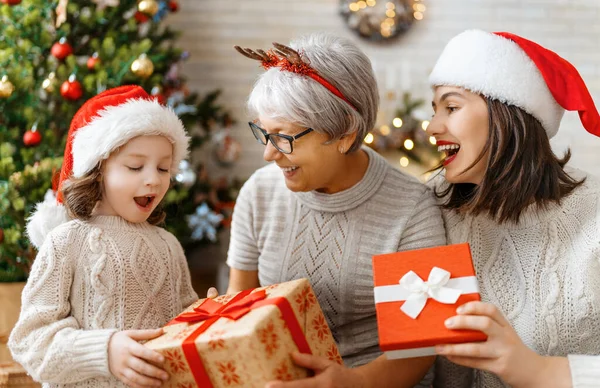 Різдвом Різдвом Христовим Весела Дитина Дарує Подарунки Мамі Бабусі Батьки — стокове фото