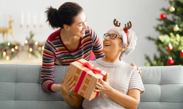 Веселого Різдва Щасливих Свят Старша Мама Доросла Донька Обмінюються Подарунками — стокове фото