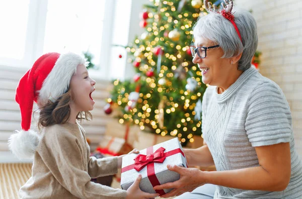 Feliz Navidad Felices Fiestas Alegre Abuela Linda Nieta Intercambio Regalos — Foto de Stock