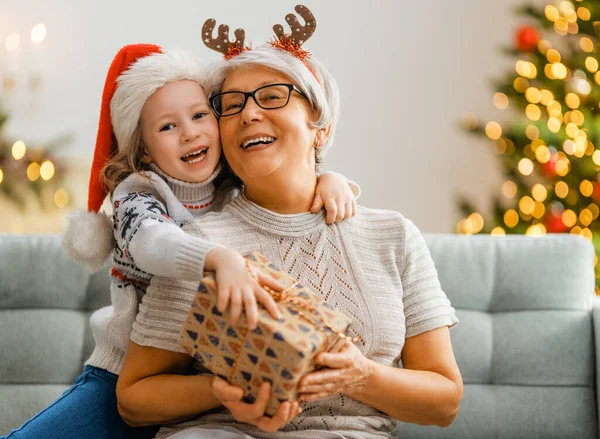 Feliz Navidad Felices Fiestas Alegre Abuela Linda Nieta Intercambio Regalos —  Fotos de Stock