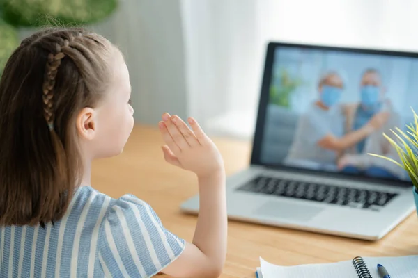 Coppia Anziana Indossando Maschere Facciali Utilizzando Parlare Distanza Con Nipote — Foto Stock