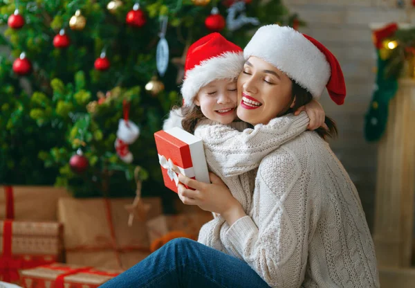 Feliz Navidad Felices Fiestas Alegre Mamá Linda Hija Intercambio Regalos —  Fotos de Stock