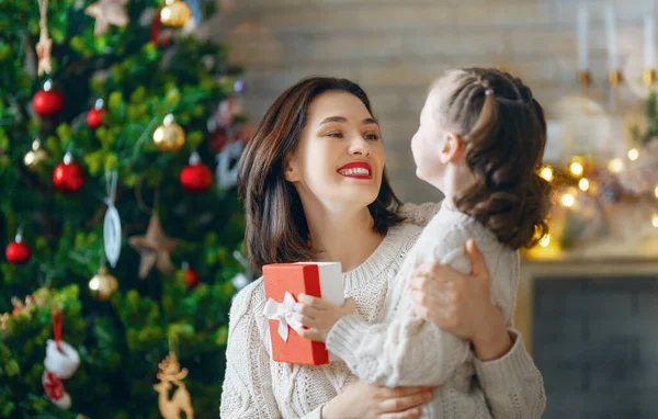 Vrolijk Kerstfeest Fijne Feestdagen Vrolijke Moeder Haar Schattige Dochter Wisselen — Stockfoto