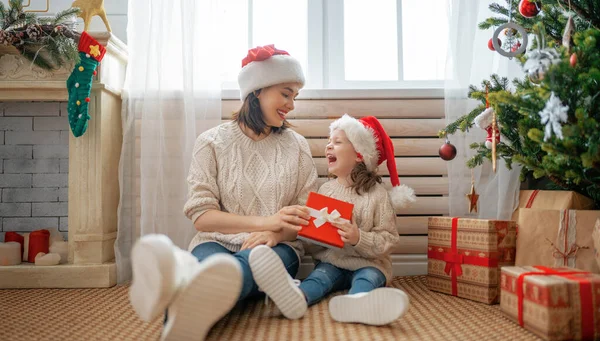 Crăciun Fericit Sărbători Fericite Mama Veselă Fiica Drăguță Fac Schimb — Fotografie, imagine de stoc