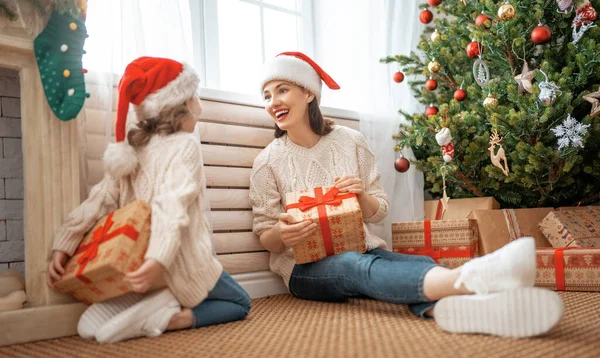 Feliz Navidad Felices Fiestas Alegre Mamá Linda Hija Intercambio Regalos —  Fotos de Stock