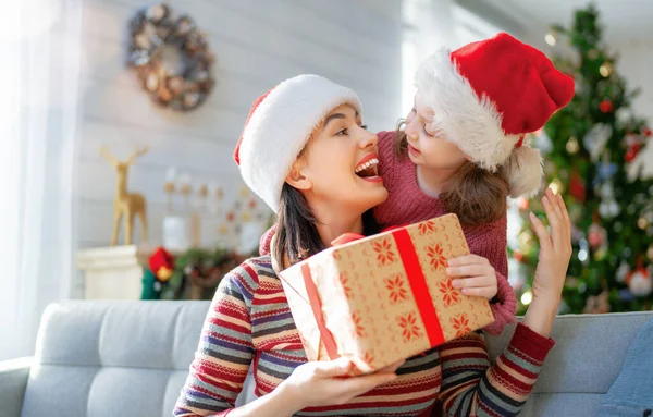크리스마스 홀리데이 즐거운 엄마와 귀여운 선물을 부모와 자녀가 근처에서 재미있게 — 스톡 사진
