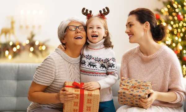 Feliz Navidad Felices Fiestas Alegre Niño Presentando Regalos Mamá Abuela — Foto de Stock