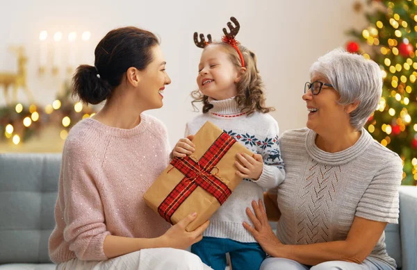 Feliz Navidad Felices Fiestas Alegre Niño Presentando Regalos Mamá Abuela — Foto de Stock