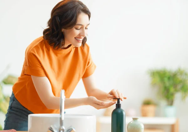 Persoon Wast Handen Met Zeep Bescherming Tegen Het Coronavirus Preventie — Stockfoto