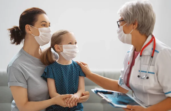 Médico Niño Madre Con Mascarillas Faciales Durante Coronavirus Brote Gripe — Foto de Stock