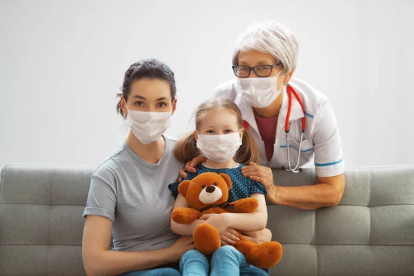 Dokter Kind Moeder Dragen Gezichtsmaskers Tijdens Het Coronavirus Griepuitbraak Virusbescherming — Stockfoto