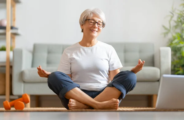 Senior Vrouw Activewear Kijken Naar Online Cursussen Laptop Tijdens Het — Stockfoto