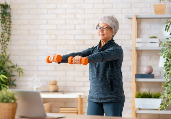 Seniorin Aktivkleidung Sieht Sich Online Kurse Laptop Während Sie Hause — Stockfoto