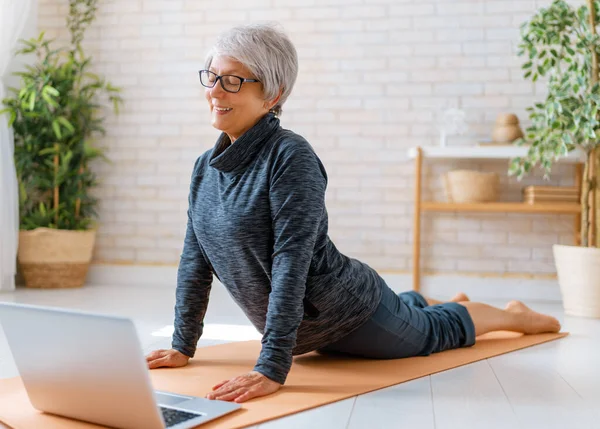 Senior Kvinna Aktiva Kläder Titta Online Kurser Laptop Medan Tränar — Stockfoto