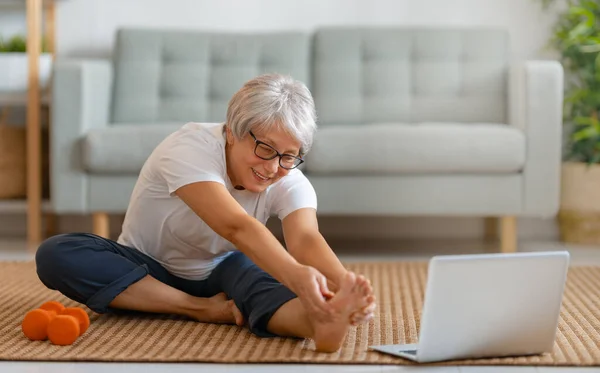 Senior Vrouw Activewear Kijken Naar Online Cursussen Laptop Tijdens Het — Stockfoto