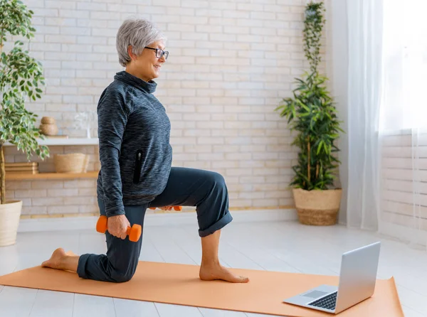 Senior Kvinna Aktiva Kläder Titta Online Kurser Laptop Medan Tränar — Stockfoto