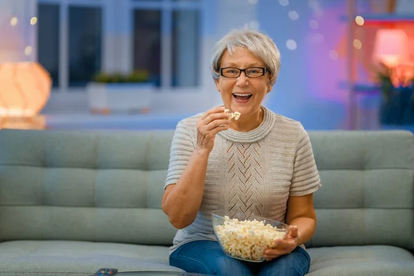Seniorin Abends Vor Dem Fernseher Mit Popcorn Rentner Verbringt Zeit — Stockfoto
