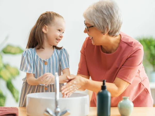 Ein Süßes Kleines Mädchen Und Ihre Großmutter Waschen Sich Gerade — Stockfoto