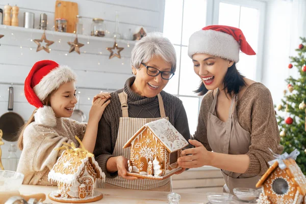メリークリスマスとハッピーホリデー 家族の準備休日の食べ物 おばあちゃん お母さん 娘が生姜の家を調理する — ストック写真