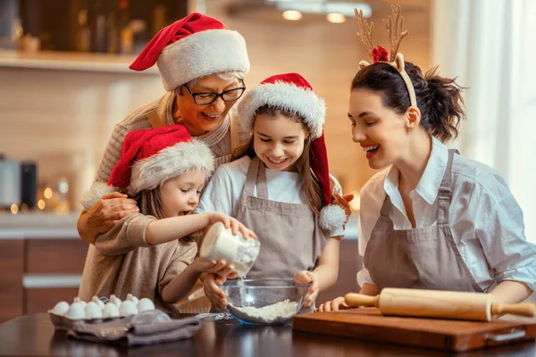 メリークリスマスとハッピーホリデー 家族の準備休日の食べ物 おばあちゃんとお母さんと娘がクッキーを作る — ストック写真