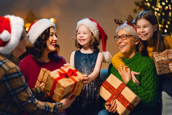 크리스마스 홀리데이 할머니 할아버지 아이들이 선물을 합니다 부모와 딸들은 집안의 — 스톡 사진