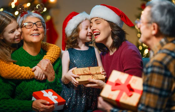 Buon Natale Buone Feste Nonna Nonno Mamma Bambini Scambiano Regali — Foto Stock