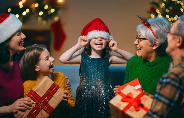 Feliz Natal Boas Festas Avó Avô Mãe Filhos Trocar Presentes — Fotografia de Stock