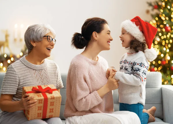 Feliz Navidad Felices Fiestas Alegre Niño Presentando Regalos Mamá Abuela — Foto de Stock