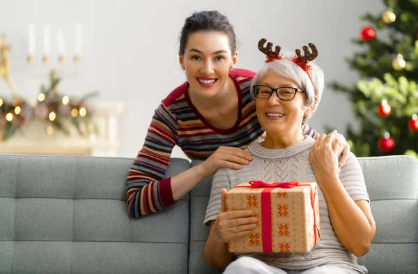 Feliz Navidad Felices Fiestas Mamá Mayor Hija Adulta Intercambian Regalos — Foto de Stock