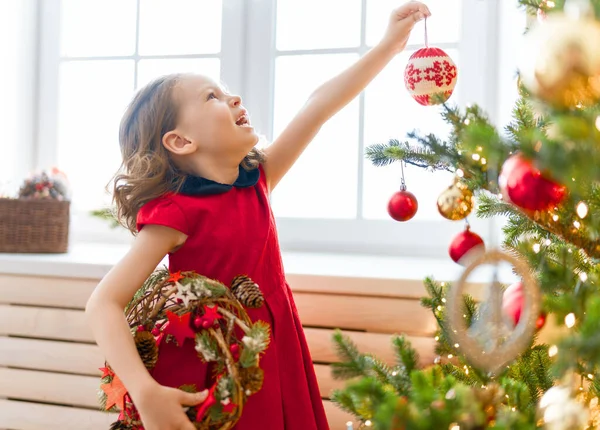 God Jul Och God Jul Söt Liten Flicka Dekorerar Trädet — Stockfoto