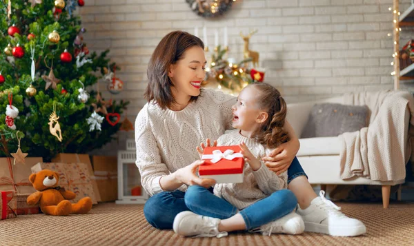 Feliz Navidad Felices Fiestas Alegre Mamá Linda Hija Intercambio Regalos —  Fotos de Stock