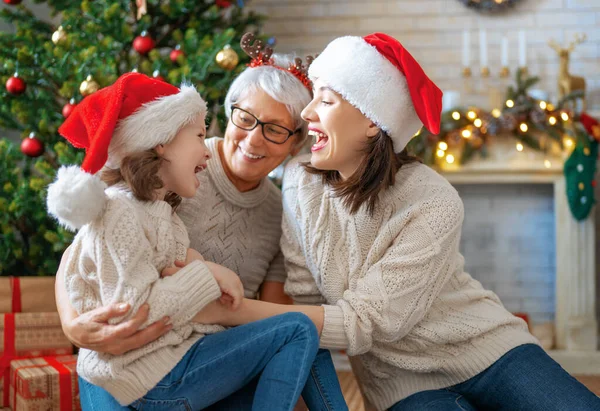 圣诞快乐 节日快乐 快乐的孩子 妈妈和奶奶 父母和小孩在室内树上玩得很开心 爱家里的家人 — 图库照片