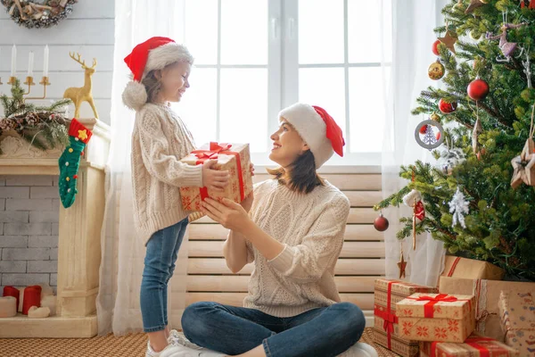 Feliz Navidad Felices Fiestas Alegre Mamá Linda Hija Intercambio Regalos — Foto de Stock