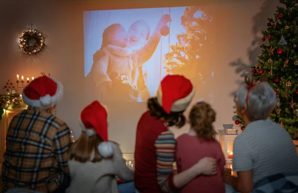 God Jul Och Gott Nytt Folk Har Kul Nära Trädet — Stockfoto