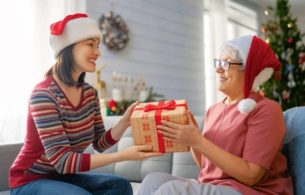 Feliz Natal Boas Festas Mãe Sénior Sua Filha Adulta Trocando — Fotografia de Stock