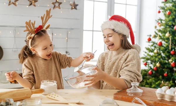크리스마스 홀리데이 가족이 요리와 쿠키를 요리하는 자매들 — 스톡 사진